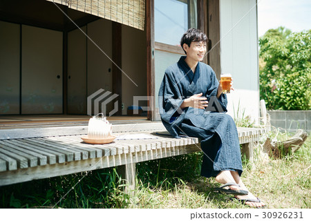 一個男人在邊緣一側穿著浴衣 30926231