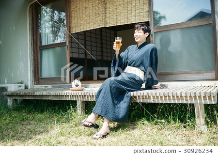 A man with a yukata on the rim side 30926234