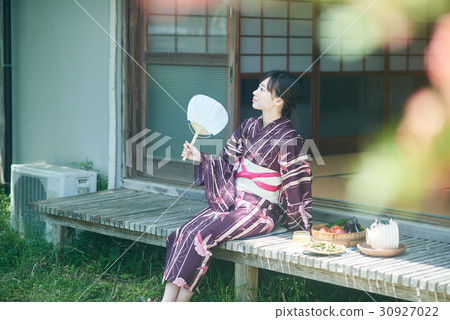 穿著浴衣的女人，邊上很酷 30927022