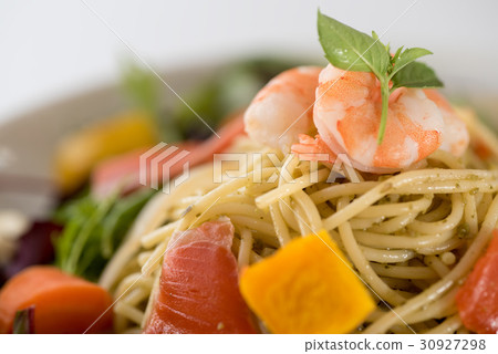 蝦和蔬菜意大利面 蝦和蔬菜意大利面 30927298
