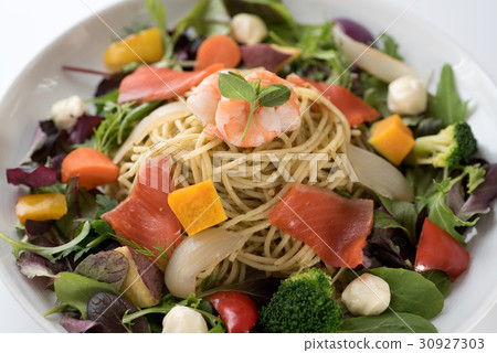 蝦和蔬菜意大利面 30927303