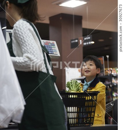 一個男孩做一個不耐煩的付款 30927673