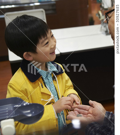 支付無聊的費用的男孩和男性職員 支付無聊的費用的男孩和男性職員 30927685