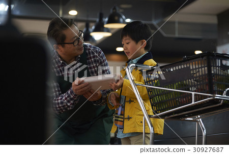 做一些工作的男孩和男性職員 30927687