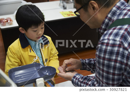 一個男孩做一個不耐煩的付款 一個男孩做一個不耐煩的付款 30927821