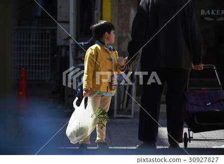 走在一個陰暗的購物區的男孩 30927827
