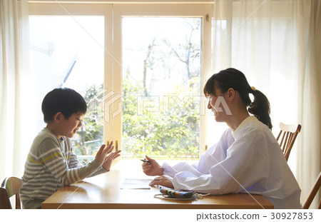 父母和孩子在窗口約會 父母和孩子在窗口約會 30927853