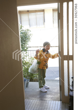 大阪入口回家的男孩 大阪入口回家的男孩 30927968