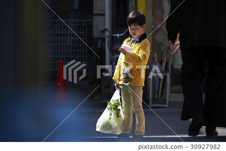 走在一個陰暗的購物區的男孩 走在一個陰暗的購物區的男孩 30927982
