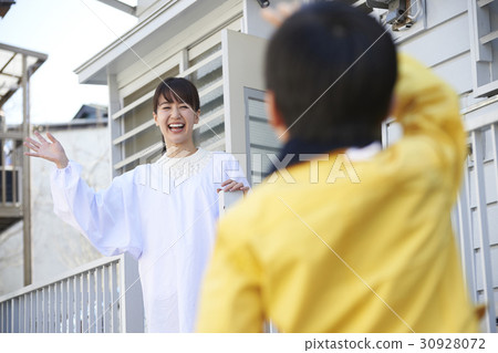 Hands waving mother 30928072