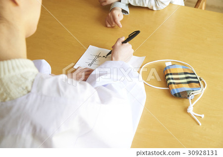 一個男孩確認一個頑固的目的地 30928131