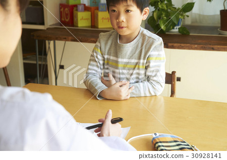 A boy confirming an obstinate destination 30928141