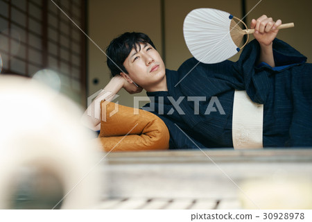 Men in a yukata fro cool on the rim 30928978