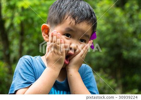 小男孩扮鬼臉 30939224