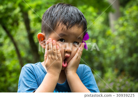 Little boy grimacing 30939225