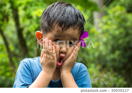 Little boy grimacing 30939227