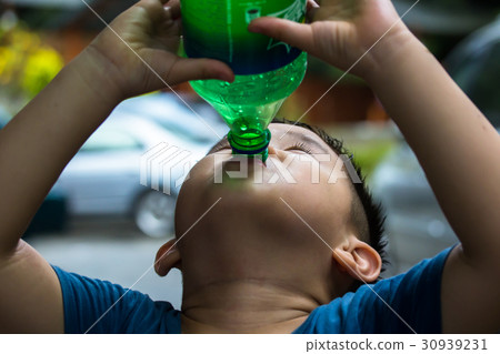 喝汽水的小男孩 30939231