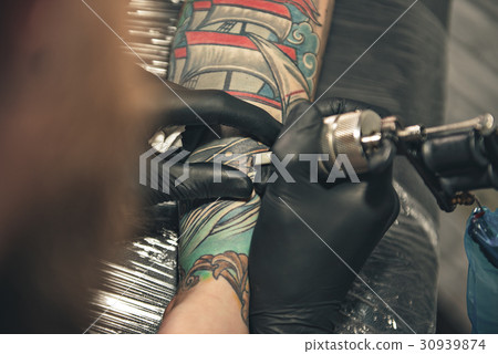 Man drawing tattoo picture on hand 30939874