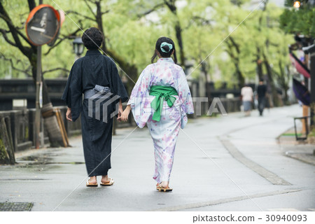 Young men and women wearing yukata 30940093