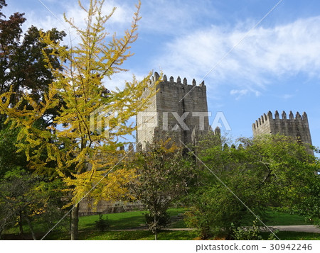 秋天的Guimarance城堡 秋天的Guimarance城堡 30942246