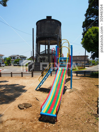 戰爭遺留物和兒童遊樂場設備 30946564