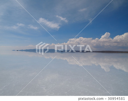 Uyuni salt lake   30954581