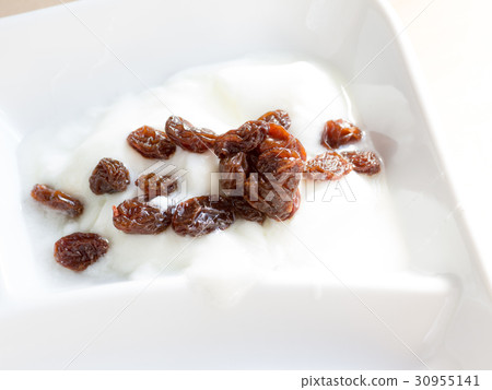Yogurt and raisins 30955141