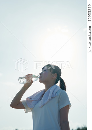 男人和女人在沙灘上玩 30955259