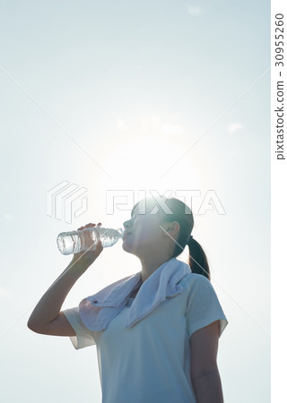 男人和女人在沙灘上玩 男人和女人在沙灘上玩 30955260