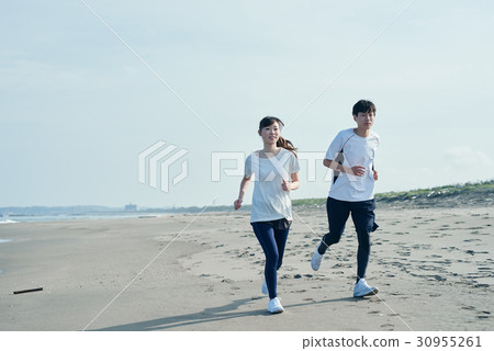 Men and women playing beach beach Men and women playing beach beach 30955261