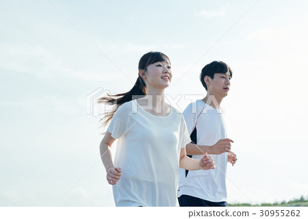 男人和女人在沙灘上玩 30955262