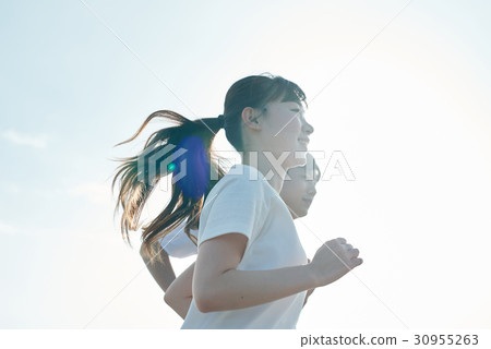 男人和女人在沙灘上玩 男人和女人在沙灘上玩 30955263