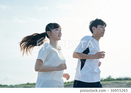 男人和女人在沙灘上玩 男人和女人在沙灘上玩 30955265