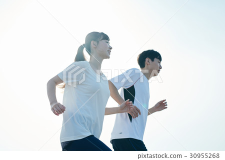男人和女人在沙灘上玩 男人和女人在沙灘上玩 30955268