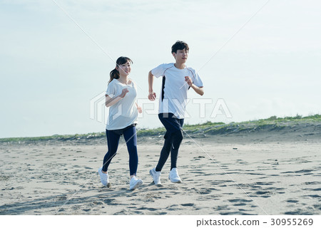 男人和女人在沙灘上玩 男人和女人在沙灘上玩 30955269