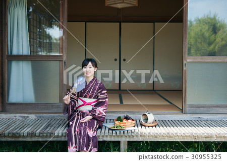 A woman in a yukata that is cool on the edge 30955325
