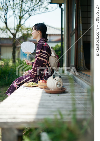 A woman in a yukata that is cool on the edge 30955327
