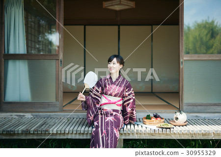 穿著浴衣的女人，邊上很酷 30955329