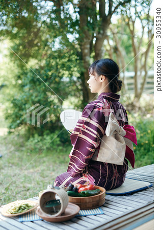 A woman in a yukata that is cool on the edge 30955340