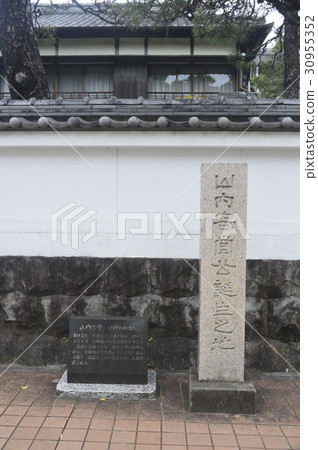 A stone monument of "Yamanouchyado public birth place" (Kochi city follower 2 - chome 3, Kochi prefecture) 30955352