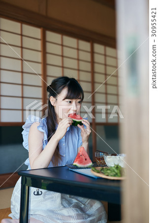 Men and women eating lunch in summer 30955421