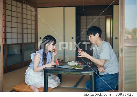 Men and women eating lunch in summer Men and women eating lunch in summer 30955423