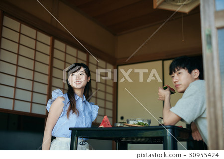 Men and women eating lunch in summer Men and women eating lunch in summer 30955424