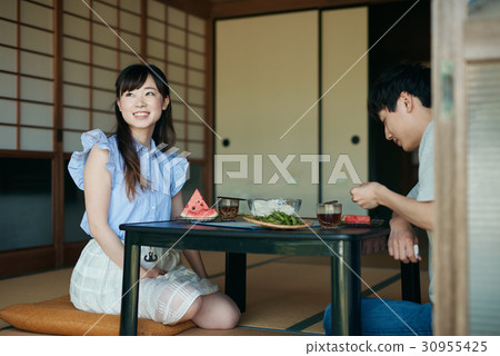 Men and women eating lunch in summer Men and women eating lunch in summer 30955425