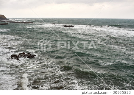 春天風暴日本海在崎嶇的地形 春天風暴日本海在崎嶇的地形 30955833