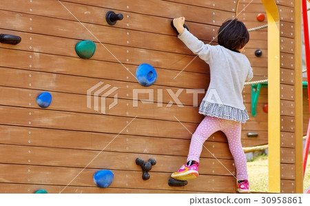 孩子們在公園的攀岩牆上玩耍 30958861
