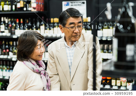 Senior couple shopping 30959195