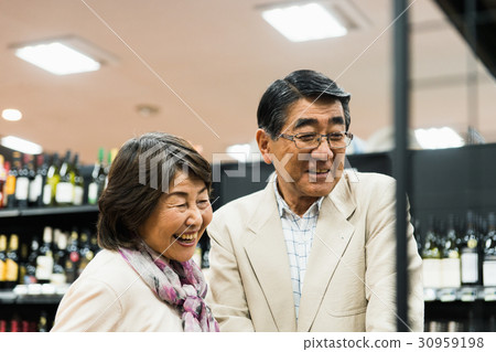 Senior couple shopping 30959198