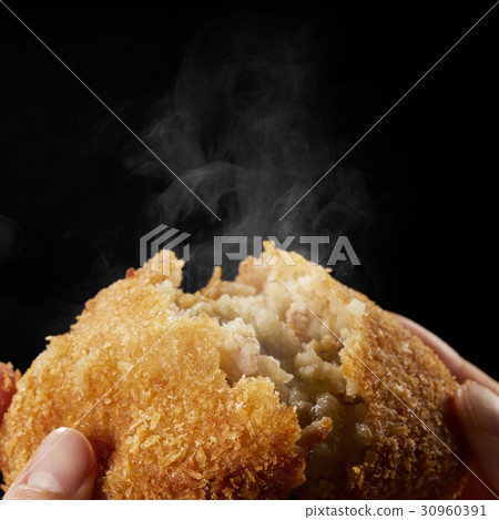 一個新鮮的炸肉餅用手分成兩半的場景 一個新鮮的炸肉餅用手分成兩半的場景 30960391