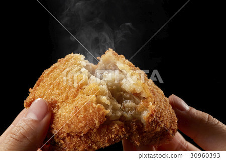一個新鮮的炸肉餅用手分成兩半的場景 30960393